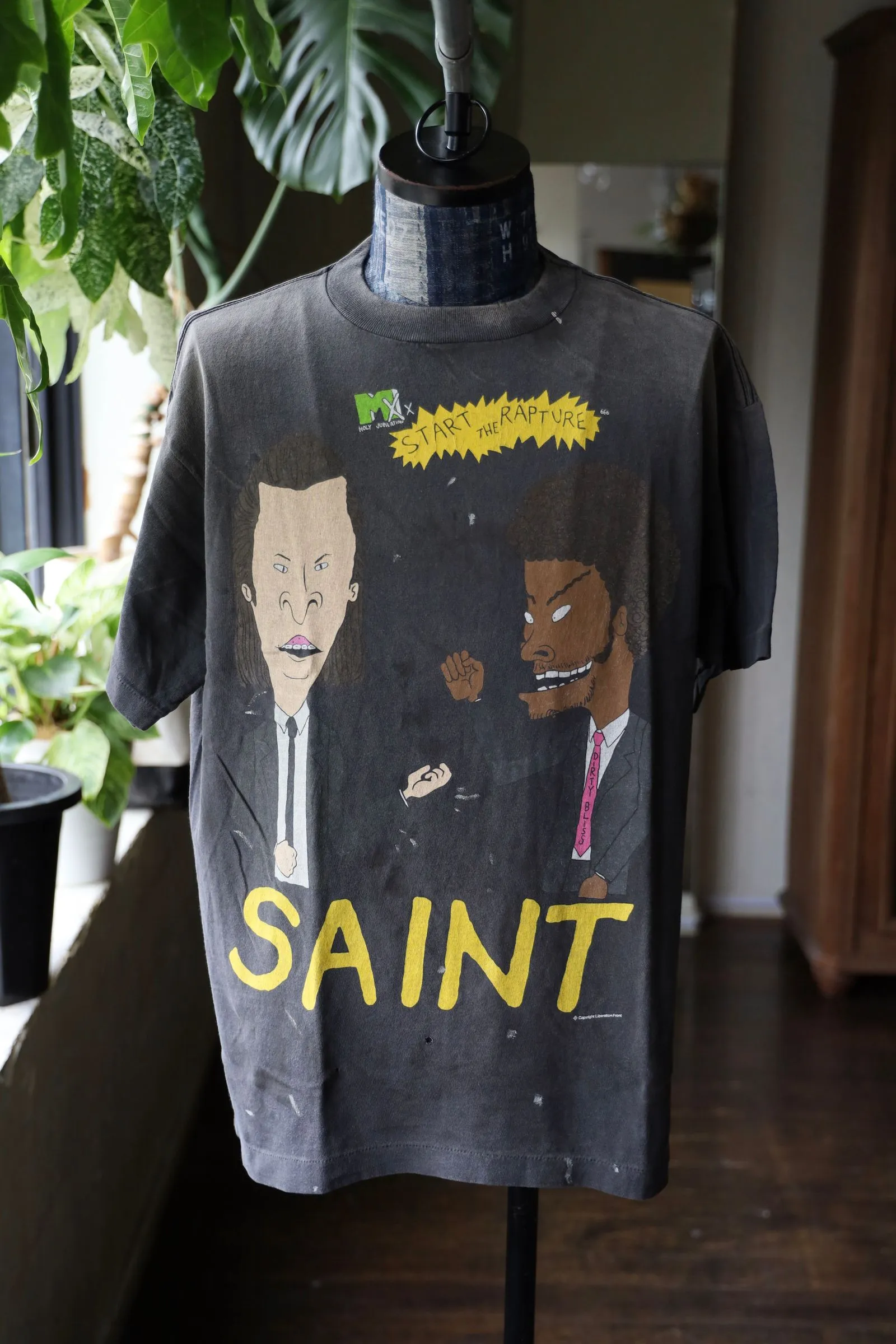 SAINT Mxxxxxx RAPTURE SS TEE/BLK Beavis and Butt-Head anime character TEE. Washed black S-XL. The print is from the characters of the American classic animation "Beavis and Butt-Head". It also pays tribute to the two classic killer characters in "Pulp Fiction". It is very witty and humorous. The whole garment is washed again.